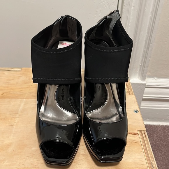 Black patent heels with stretchy ankle straps. Size 8.5. - Picture 3 of 6